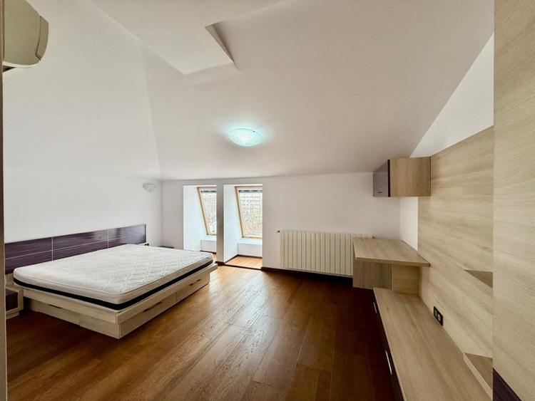 Penthouse cu 4 camere decomandat în Aviatorilor