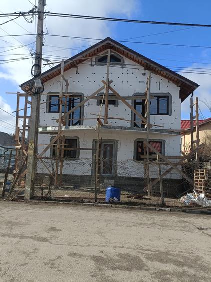 Casă individuală cu 7 camere cu Canalizare în Sud
