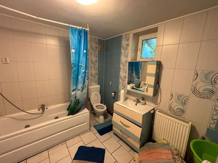 Casă cu 6 camere cu Teren 75 Mp în Central