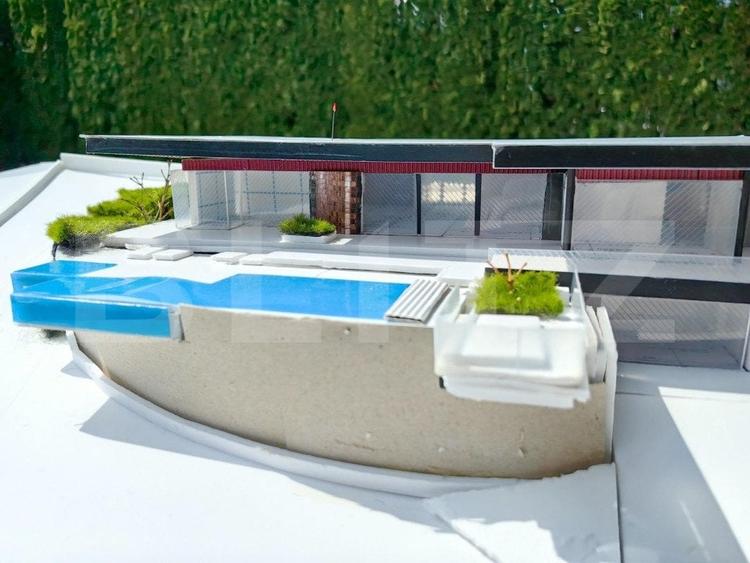 Casă individuală cu 7 camere cu Canalizare în Cetate