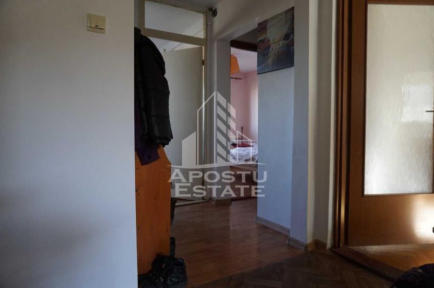 Apartament cu 3 camere decomandat, mobilat în Girocului