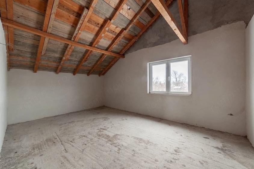 Casă cu 5 camere cu Teren 1044 Mp în Căteasca