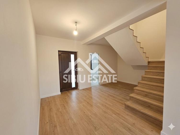 Duplex cu 4 camere cu Canalizare în Șura Mare