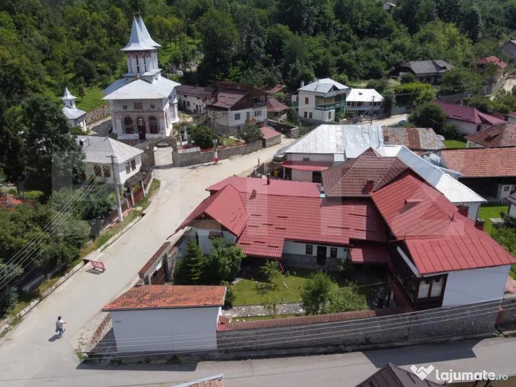 Casă cu 5 camere cu Teren 382 Mp în Pietroșița