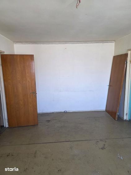 Apartament cu 3 camere semidecomandat în Titan
