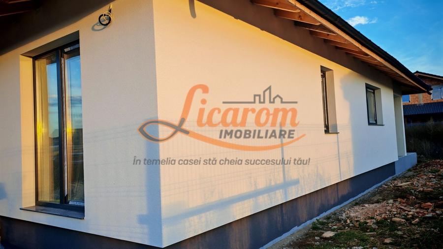 Casă individuală cu 4 camere cu Canalizare în Cristian