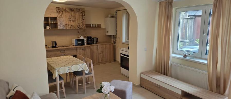 Apartament cu 3 camere semidecomandat în 15 Noiembrie