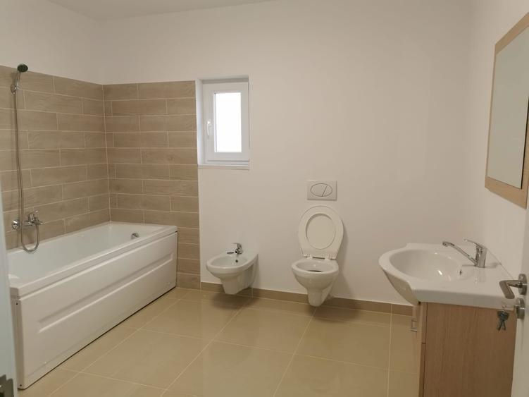 Casă cu 3 camere cu Teren 250 Mp în Exterior Vest