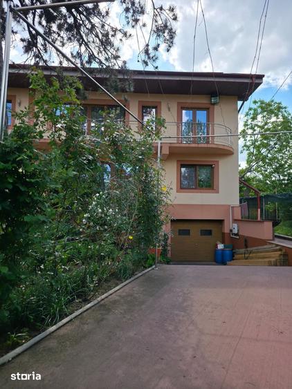 Casă cu Teren 1657 Mp în Central