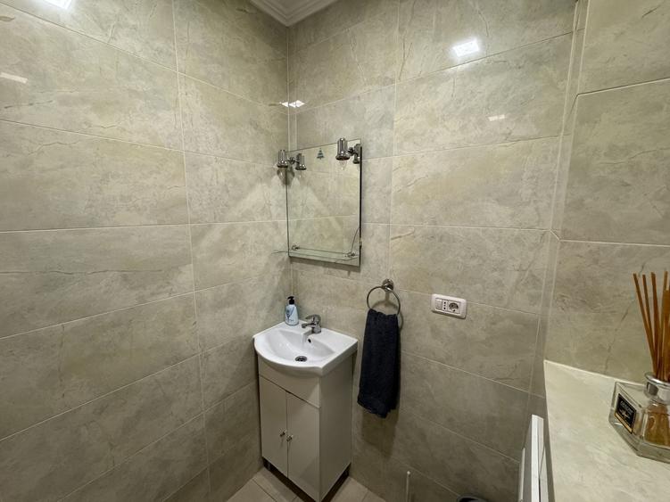 Apartament cu 3 camere semidecomandat, mobilat în UTA