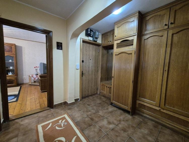 Apartament cu 2 camere decomandat, mobilat în Casa de Cultură