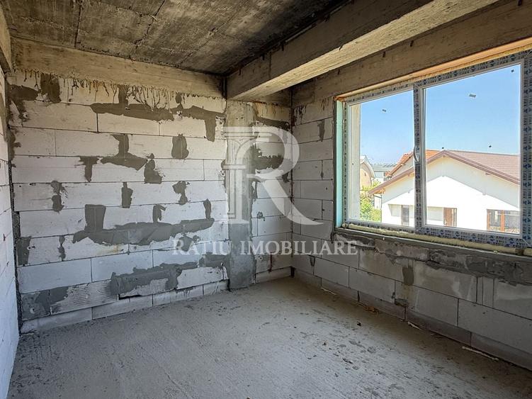Duplex cu 8 camere cu Canalizare în Periferie