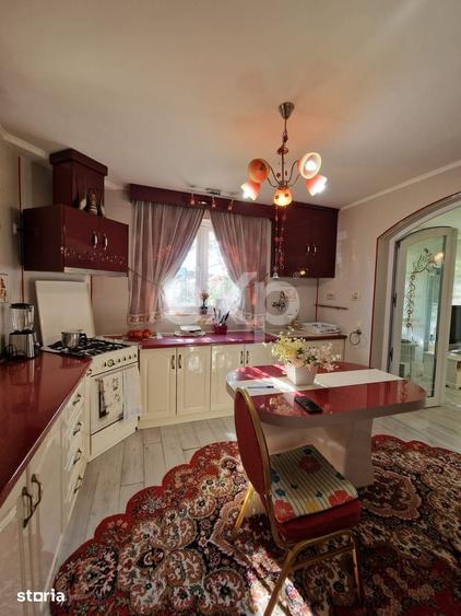 Casă cu 5 camere cu Teren 3800 Mp în Bănești