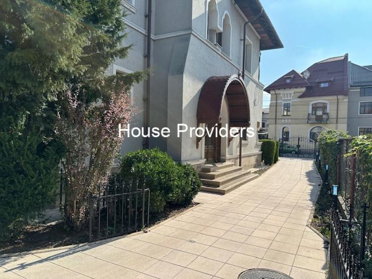 Casă cu 12 camere cu Teren 876 Mp în Central