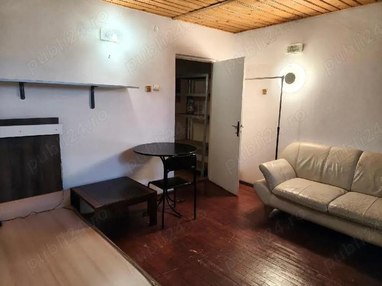 Garsonieră decomandată în Micul Dallas