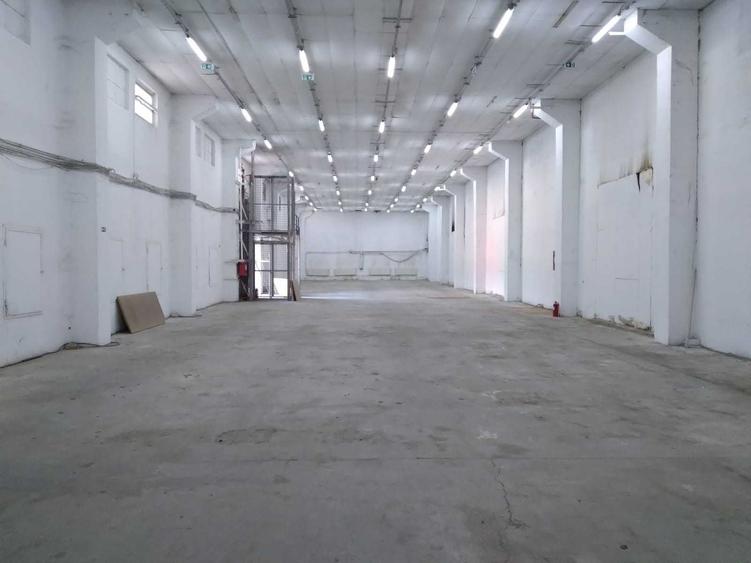 Spațiu comercial, de 1,000 mp, în Roșu