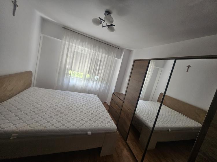 Apartament cu 4 camere decomandat în Milcov