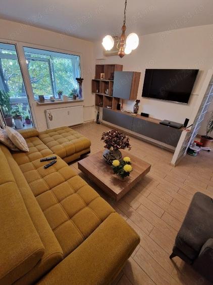 Apartament cu 3 camere semidecomandat în Berceni