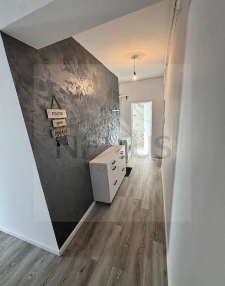 Apartament cu 3 camere semidecomandat, mobilat în Sud