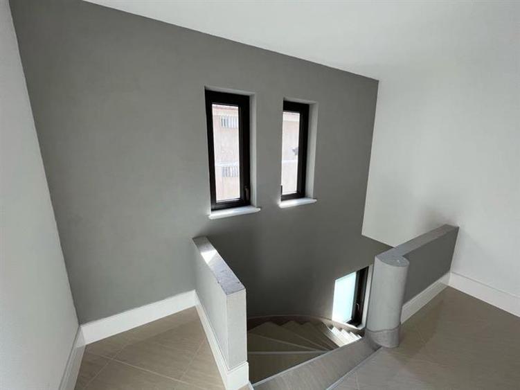 Casă individuală cu 10 camere cu Canalizare în Tineretului