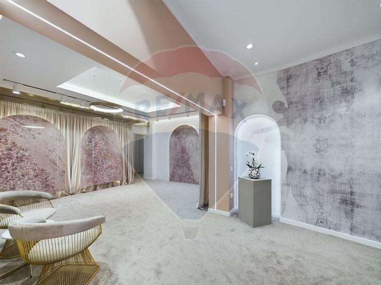 Apartament cu 3 camere semidecomandat în P-ța Dorobanți