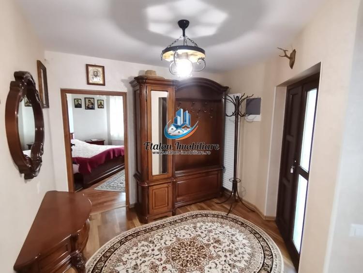 Casă individuală cu 7 camere cu Teren 1066 Mp în Periferie