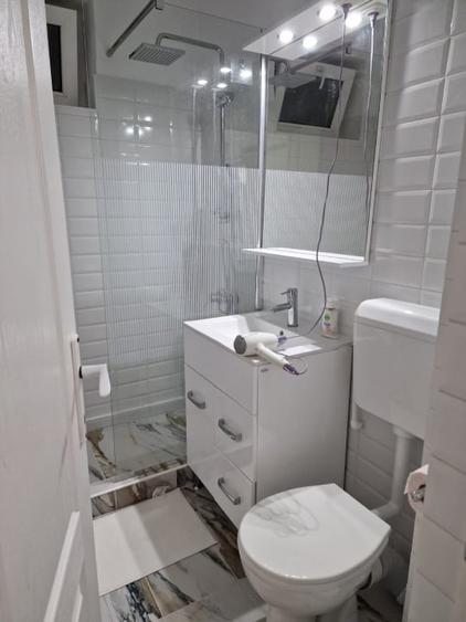 Apartament cu 3 camere semidecomandat, mobilat în Faleza Nord