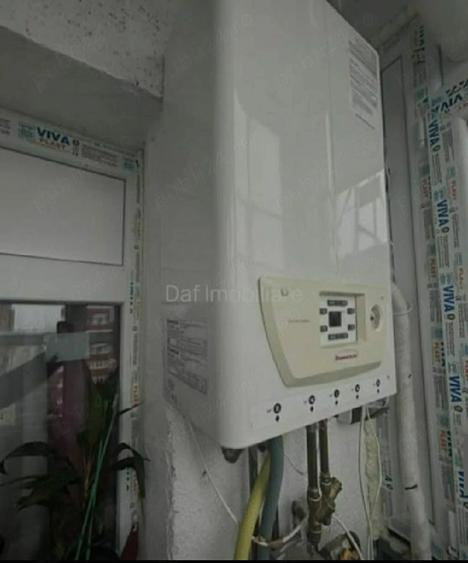 Apartament cu 3 camere semidecomandat în Berceni