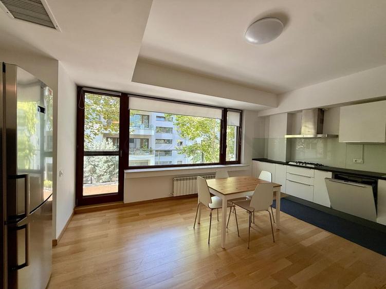 Apartament cu 3 camere semidecomandat în Aviatorilor