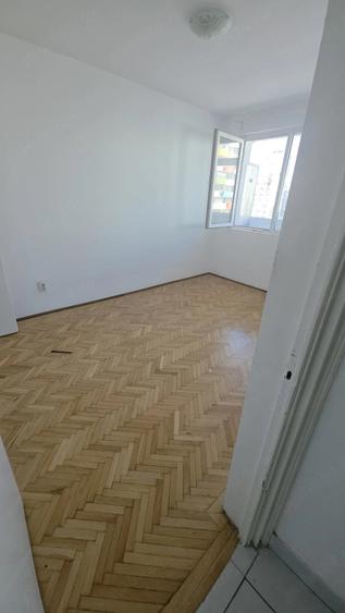 Apartament cu 3 camere semidecomandat în 1 Mai