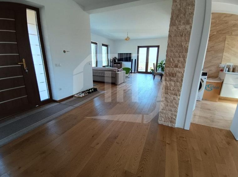 Casă individuală cu 6 camere cu Canalizare în Borhanci