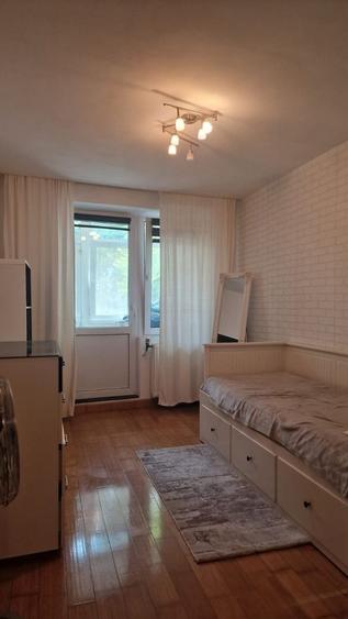 Apartament cu 3 camere semidecomandat, mobilat în Central