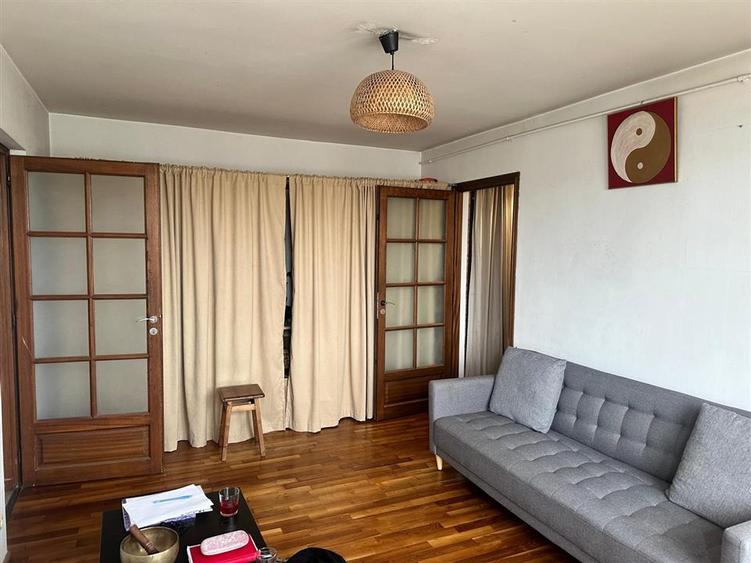 Apartament cu 3 camere semidecomandat, mobilat în Dristor
