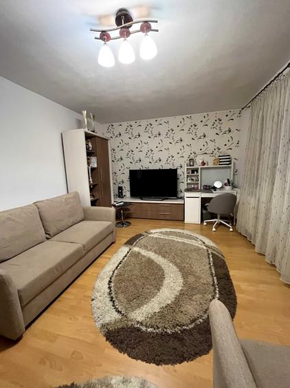Apartament cu 3 camere decomandat în Micro 12