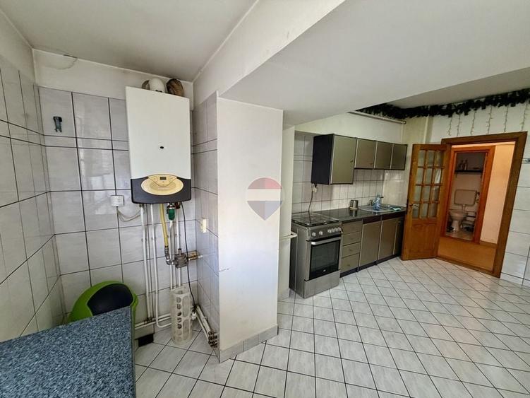Apartament cu 3 camere decomandat în Central