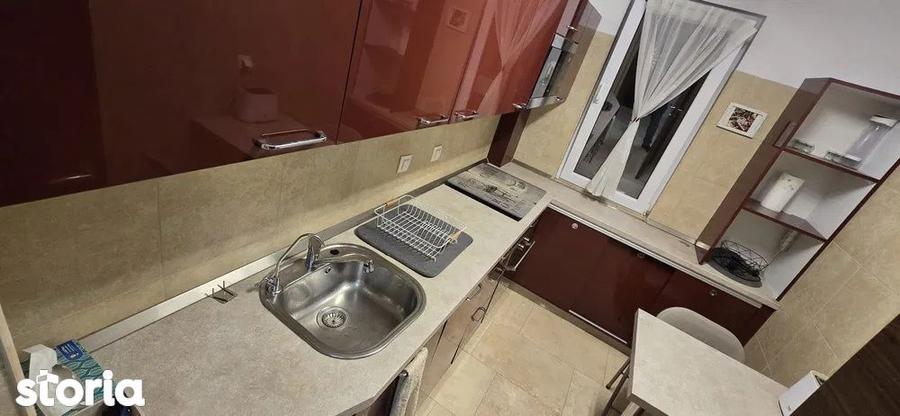 Apartament cu 3 camere decomandat, mobilat în Berceni