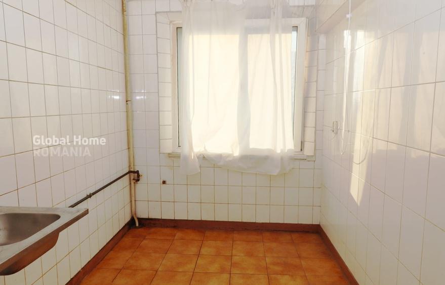 Apartament cu 3 camere semidecomandat în 1 Mai