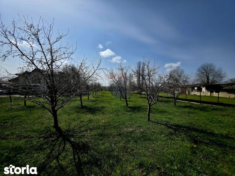 Spațiu comercial, de 400 mp, în Girov