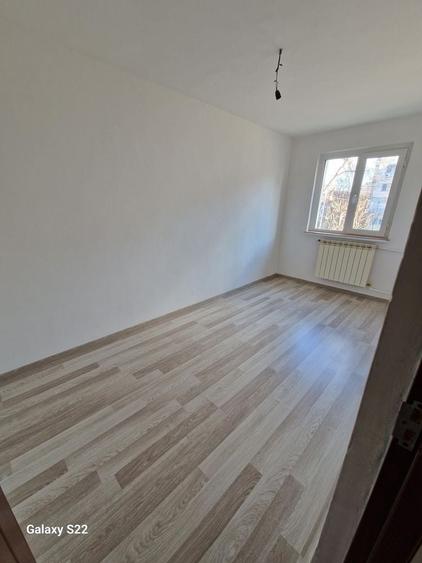 Apartament cu 3 camere semidecomandat în Craiovița Nouă