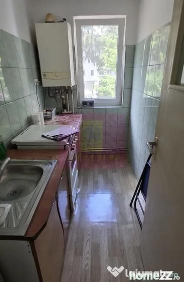 Apartament cu 3 camere semidecomandat în Autogară