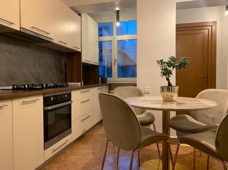 Apartament cu 2 camere decomandat, mobilat în Cornișa