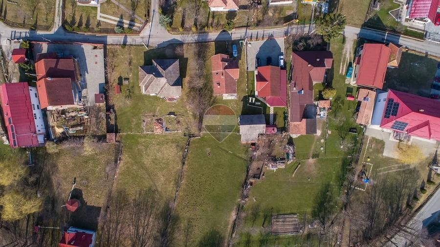 Casă cu 6 camere cu Teren 1915 Mp în Bran