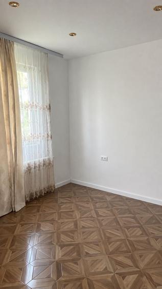 Casă cu 4 camere în 1 Decembrie