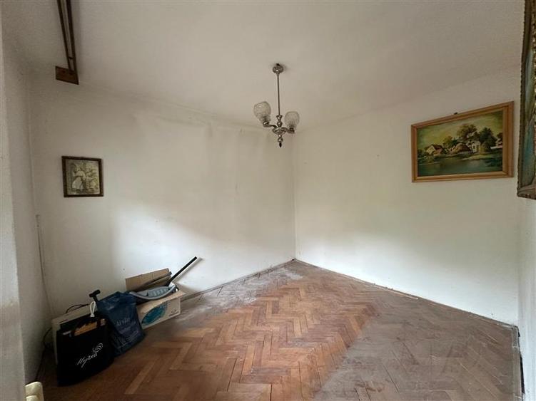 Apartament cu 3 camere semidecomandat în Moroasa 1