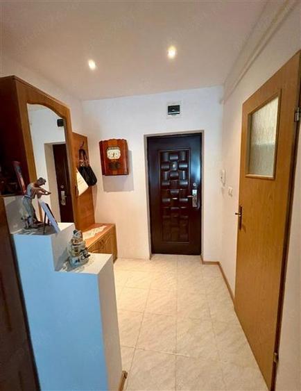 Apartament cu 2 camere semidecomandat, mobilat în UTA