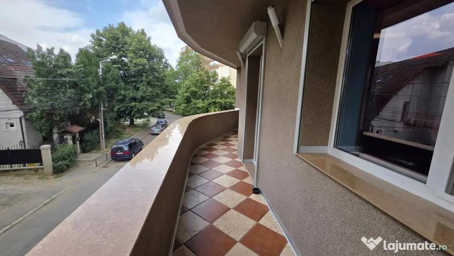 Apartament cu 4 camere decomandat în Complex Studențesc