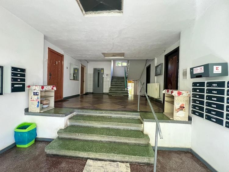 Apartament cu 3 camere în Tei