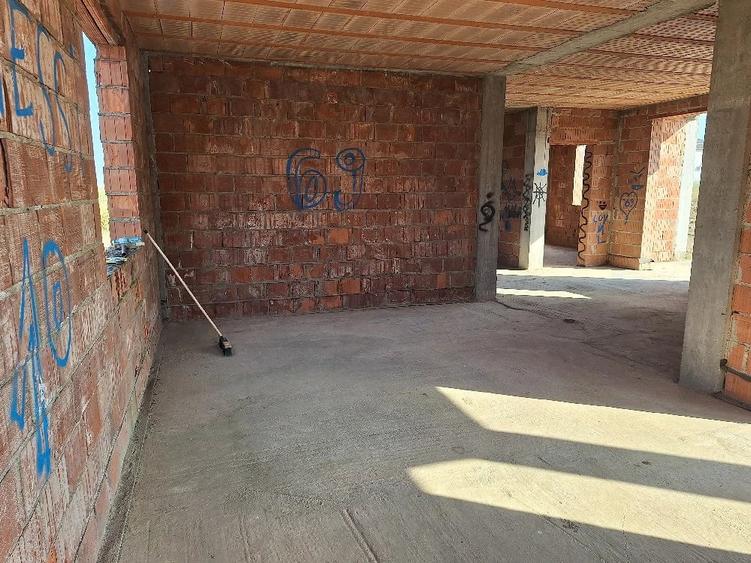Casă cu Teren 908 Mp în Domnești