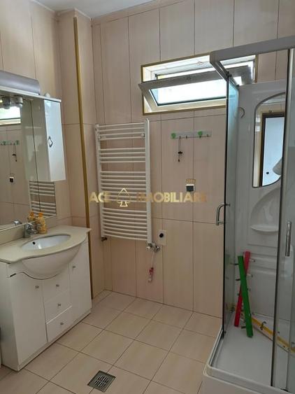 Casă individuală cu 6 camere cu Canalizare în Tineretului