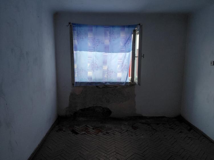 Apartament cu 4 camere decomandat în Peregu Mare